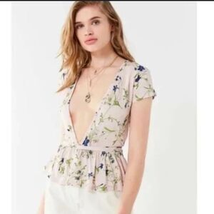 NWT Urban Outfitters Size medium pink floral deep v tie back blouse
